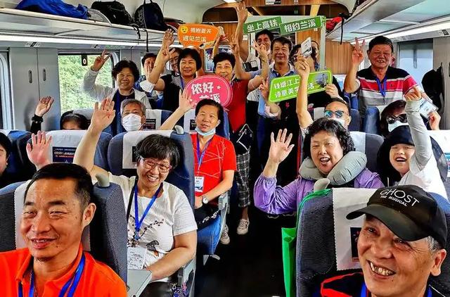 太姥山有电梯,泰山有机器人!银发旅游带动消费,60岁玩出新人生