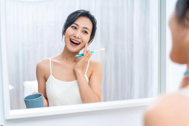 复旦研究：常爱晚上刷牙的人，患冠心病、心梗的风险要比其他人低
