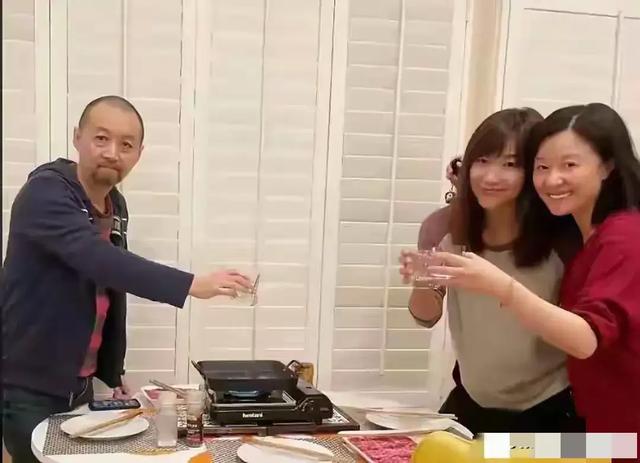 51岁徐静蕾美国近照曝光 头发全白穿得像路人 黄立行低调得认不出