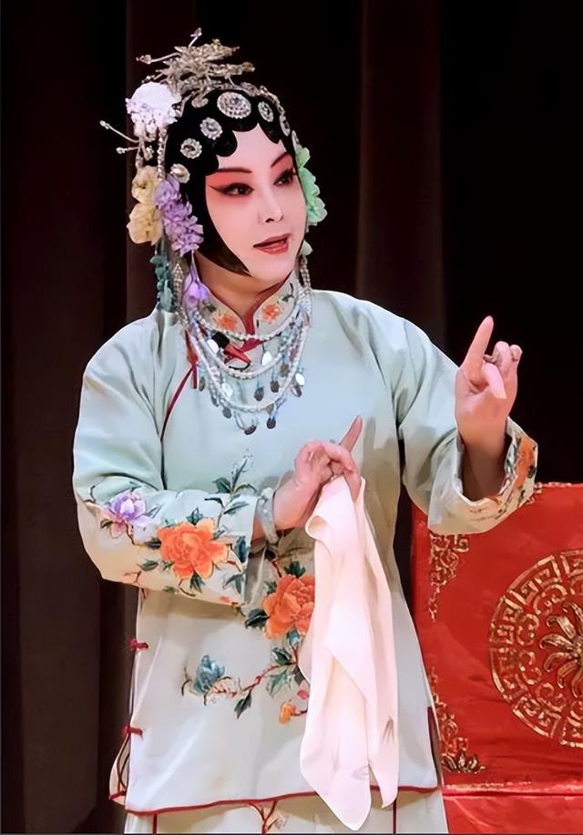 吃里爬外，永不回国？她带领30名演员选择留美，如今年过花甲归来