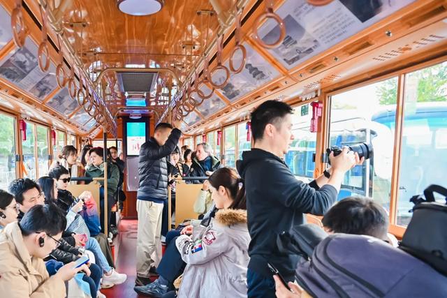 解锁中轴线隐藏玩法!中外体验官东城开启京味之旅→