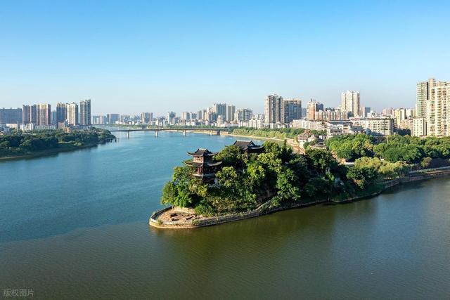 湖南拥有4个大城市：岳阳没有意外，常德、湘潭无缘，株洲排在第2