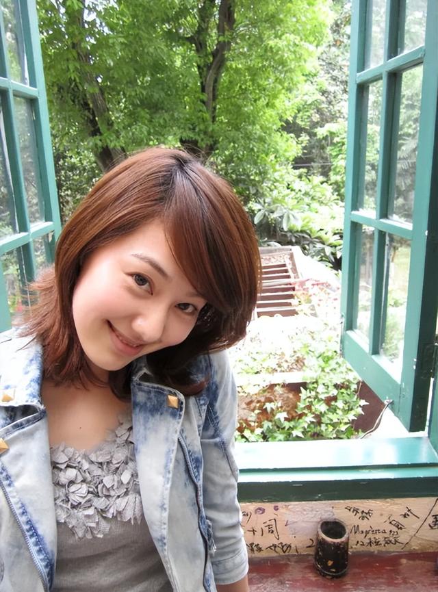 讨好大佬，陪睡上位，遭央视“开除”	，她身上的标签哪个才是真的