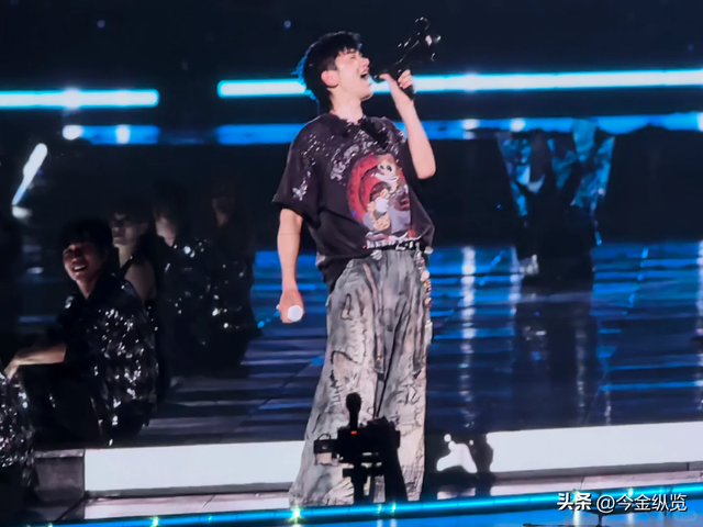 演唱会崩盘？张杰一招"神操作"，数万人集体狂欢，这才是真顶流！