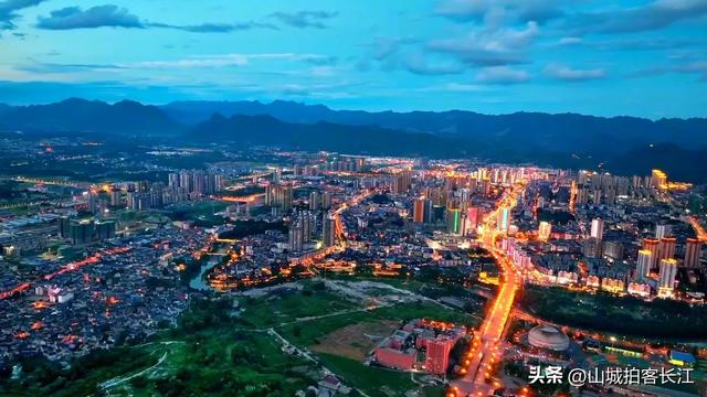 重庆武陵山区比较另类的县,拥有多处独特景点,为何称它为小成都
