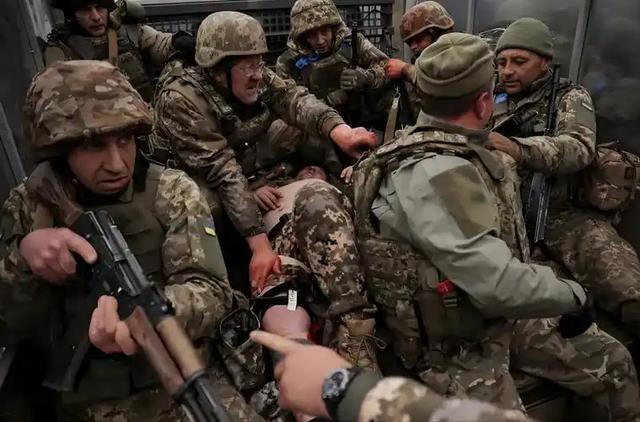 30万大军死磕小城，红军城为何成为俄乌必战之地