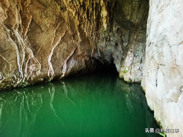 一个洞内烟云氤氲的躲匪洞，一个白练如幕的暗河瀑布