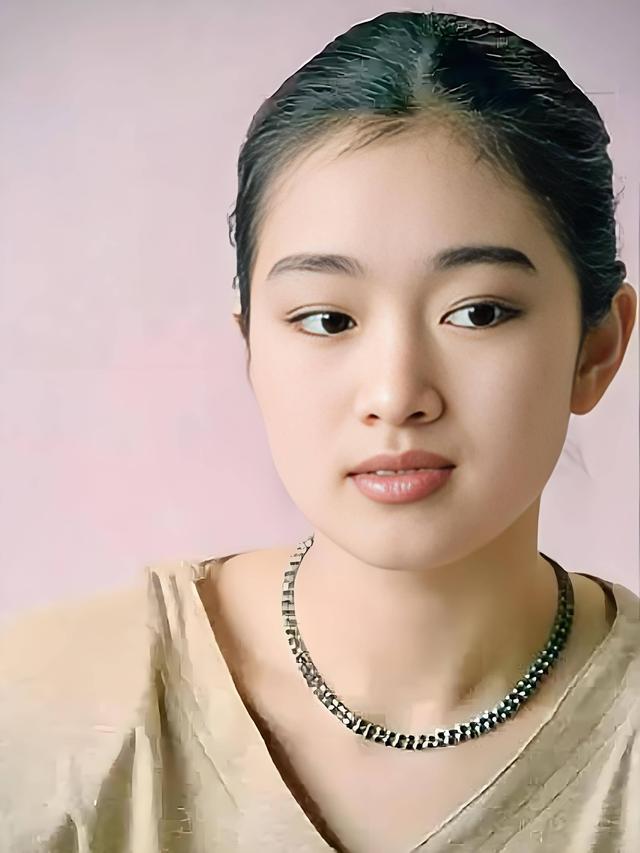 分手30年，被法国老公7字评价的巩俐，活成张艺谋高攀不起的存在