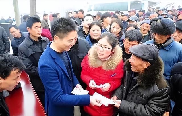 刘强东发放年货现场曝光，令人恶心的一幕出现，当场被人制止