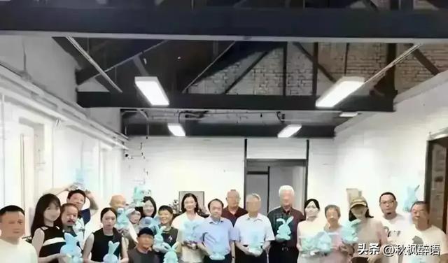 宋祖英私下聚会照流出,穿棉麻衣留短发,印象被完全颠覆呢