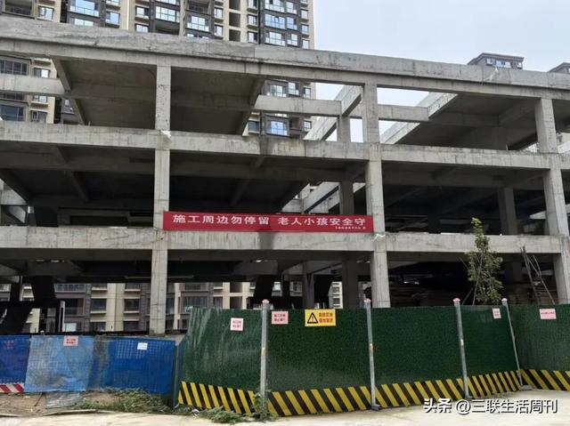 11岁男孩坠入小区通风井：烂尾楼“复活”后的悲剧