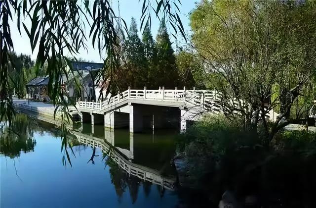 半城湖中石桥美