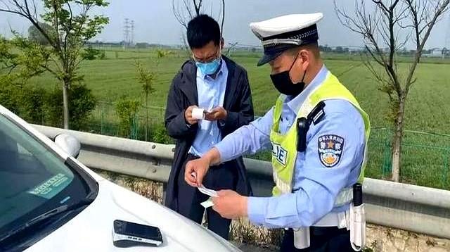 新的查车方式来临！交警不看你的驾驶证、行驶证