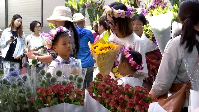 昆明这个地方开启“人人人人”模式！游客：很震撼!