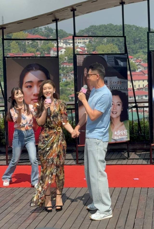 40岁李小萌北京逛街，开五六百万劳斯莱斯，王雷大连富二代不差钱