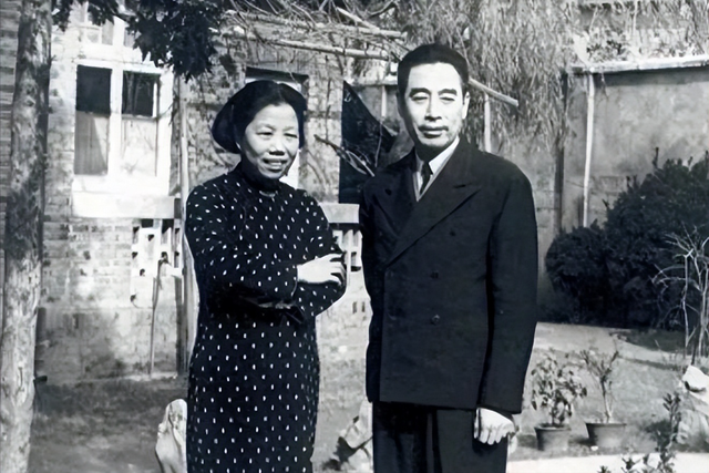 原国务院总理李鹏曾坦言：外界传我是周总理养子的说法	，并不确切