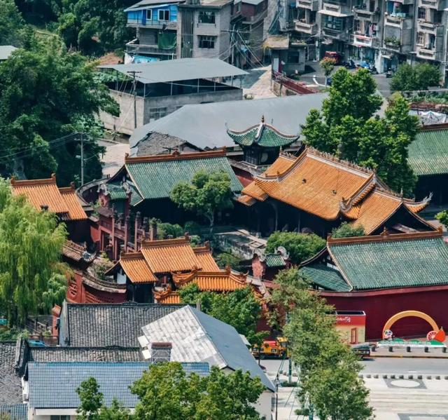 不敢想象周一的午后，走在沱江旁吹风有多舒服~