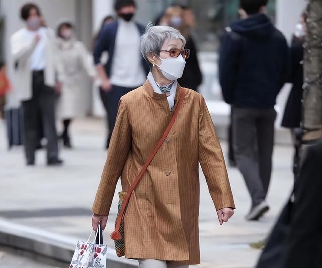 70岁送外卖的日本老人，不敢退休为活下去，繁华东京背后有多残酷