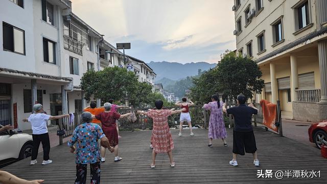 清凉经济热力十足！洪雅瓦屋山镇成避暑“顶流”