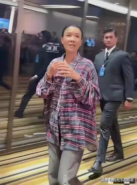 57岁那英街头素颜照流出,网友:根本认不出来,素颜像农村阿姨