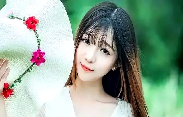 女人偷偷喜欢一个男人，才会变成这4种“样子”，不喜欢装不出来