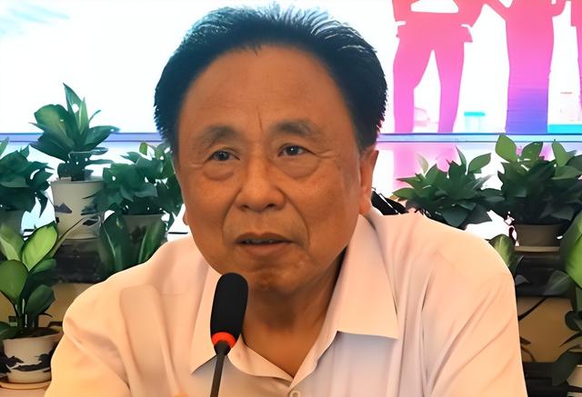 包养多名情妇，生下11个私生子，70多岁潜逃时仍要生娃！他是谁？