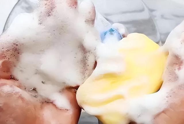 上海一女子用“硫磺皂”洗头	，坚持半年后，出现了这4个变化