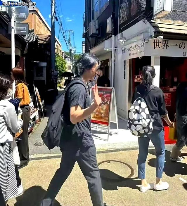 21岁拍三级，30岁被出轨，38岁嫁大佬，如今52岁没孩子也被宠成宝