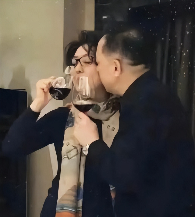 至今未婚未育，身边却有男人陪了近27年！59岁的她才是真人间清醒