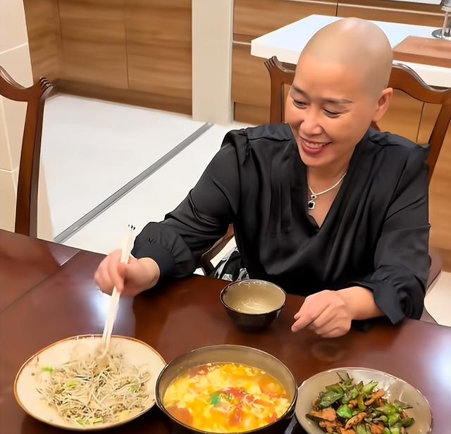 河南穷小伙娶大 10 岁上海富婆，富婆患癌后剃了光头，他却不离不弃