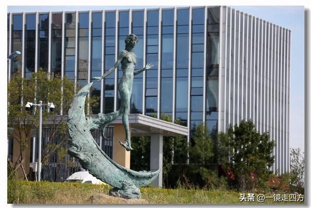 在大连陵水湾打造出的“海纳百川”国际雕塑景观带