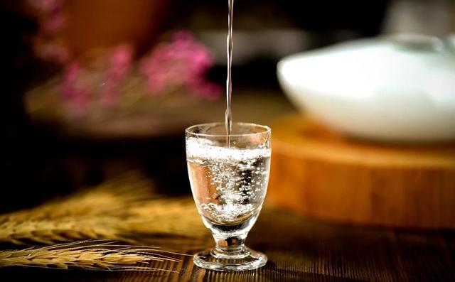 五粮液暴跌，泸州老窖暴跌，洋河暴跌，中国白酒遭遇业绩滑铁卢