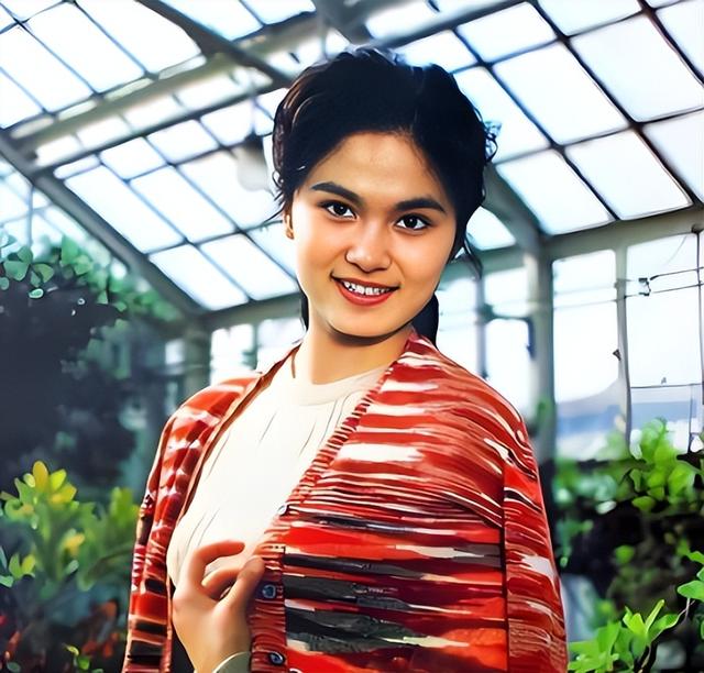 她是天生丽质的美女演员，嫁给军委副主席之子，离婚后成知名画家