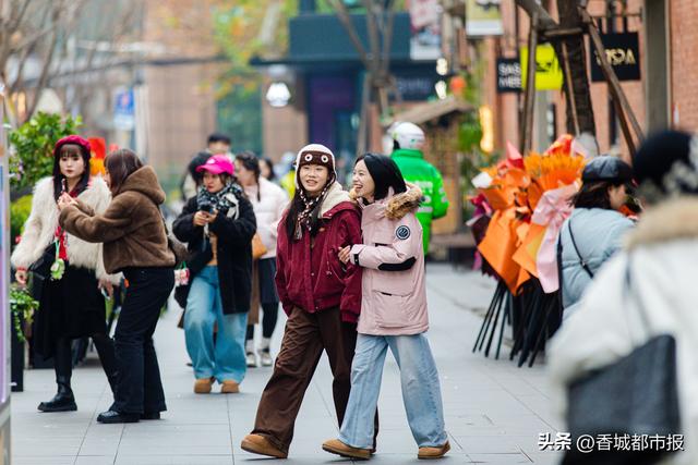 百年历史街区咸安坊火出圈，吸引年轻人“为情绪买单”