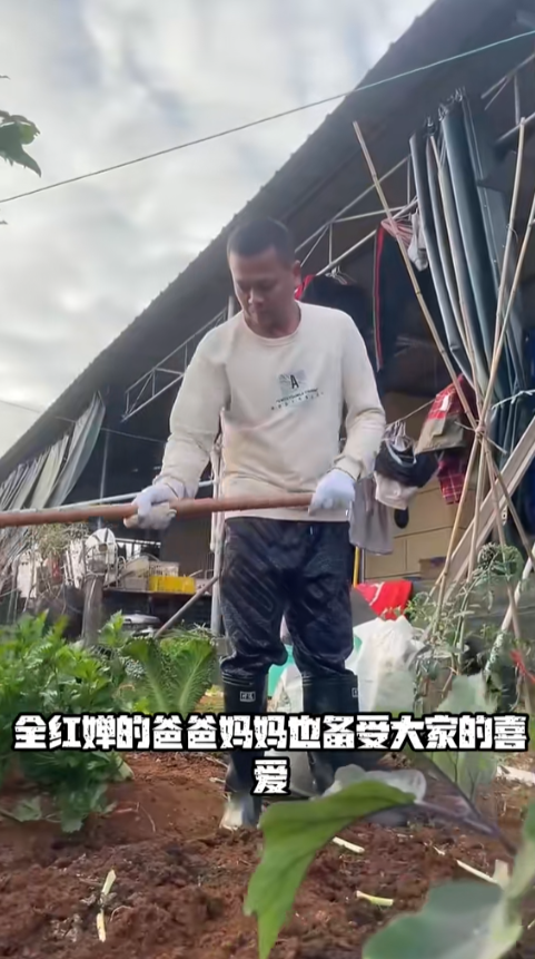 全红婵刚归队，爸爸立迈合冠军广场牌子欢迎您，被质疑蹭女儿流量