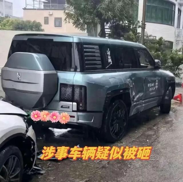 太魔幻！64岁老板开百万U8“冲浪”，冲毁商铺还笑，结局大快人心