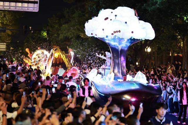 新民大街的夜，被这波国潮花车“硬控”了！