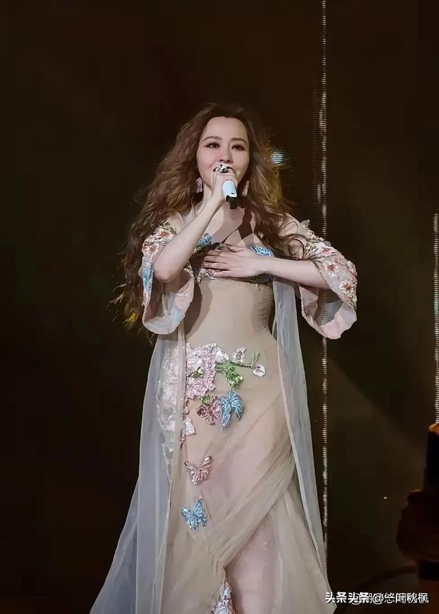 张靓颖的新战袍一亮相就足够吸睛！一袭咖啡色透明纱裙若隐若现