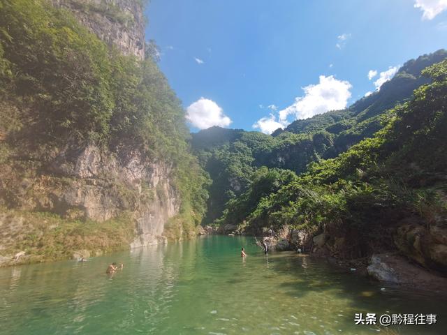 旧时古道，如今人迹罕至；峡谷中间，有一个美丽野瀑布