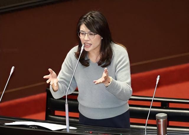 郑丽文不装了？国台办回应武统后，郑丽文宣称：绝不放弃武力保台