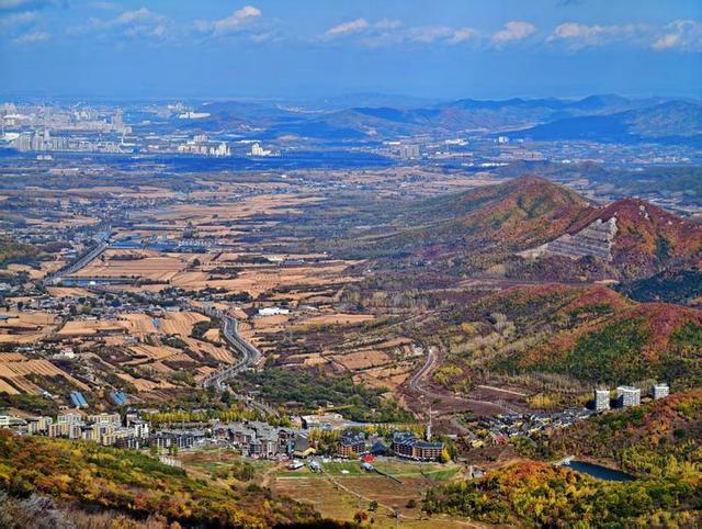 “秋彩裹霜” 大青山季节交替绘就双色画卷