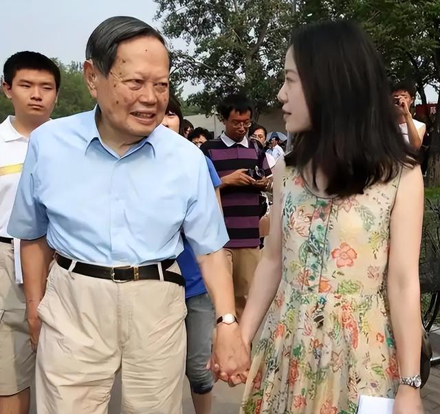 杨振宁妻子翁帆自白：为了丈夫的身体，我16年来都是早睡早起