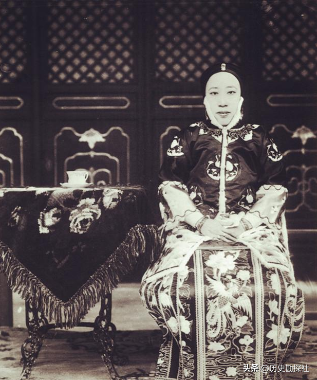 这是袁世凯五姨太的真实样貌，头发稀疏并不貌美，但备受宠爱