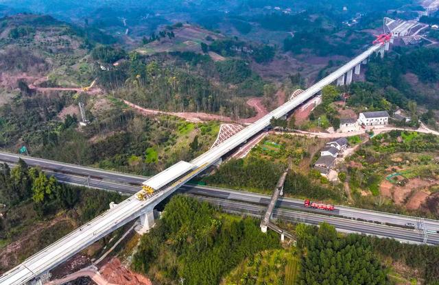 西渝高铁康渝八标在全线率先完成箱梁架设任务