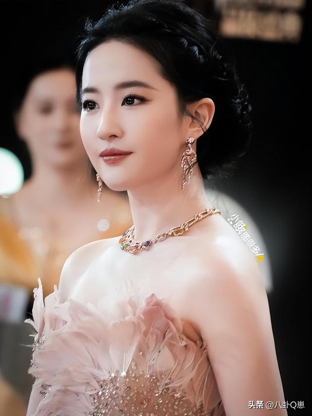 陪玩陪睡根本不够！认干爹、舔手指	，背地里的阴暗让人想象不到