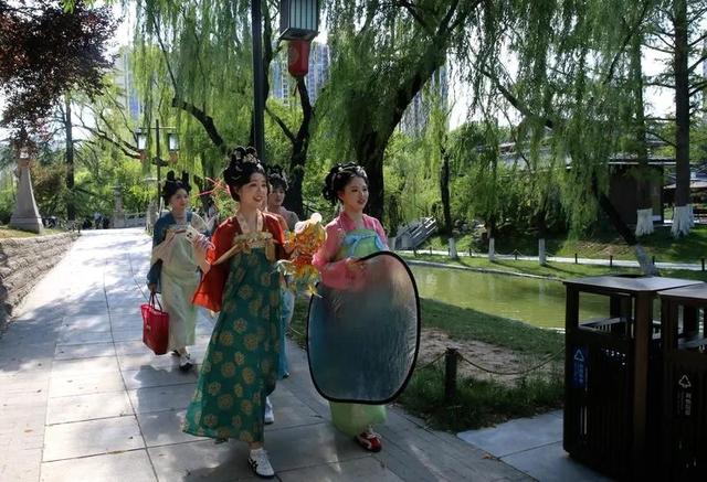 避开5A景区人潮，这届年轻人靠“边角料”把旅行过成诗