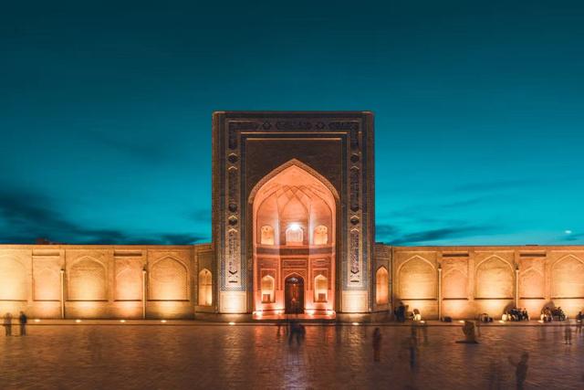 中亚旅游天花板，被戏称为“放大版新疆”，安全系数高，一眼千年