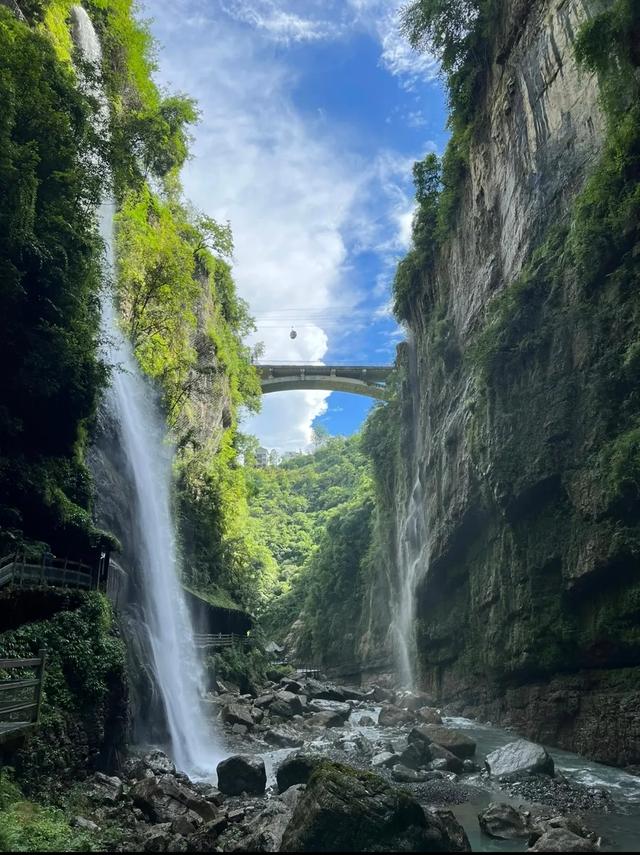 🌄 恩施秘境：地缝悬光，石林溯古，浮桥吻涟漪