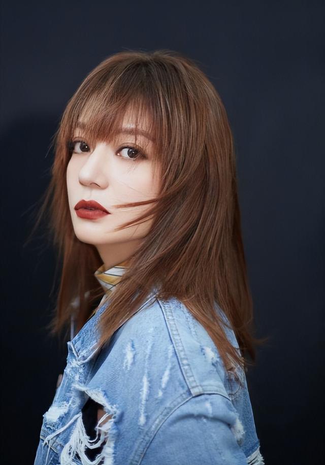 黄晓明公开点名才几天，赵薇近况接连曝光，有一点4年前就注定