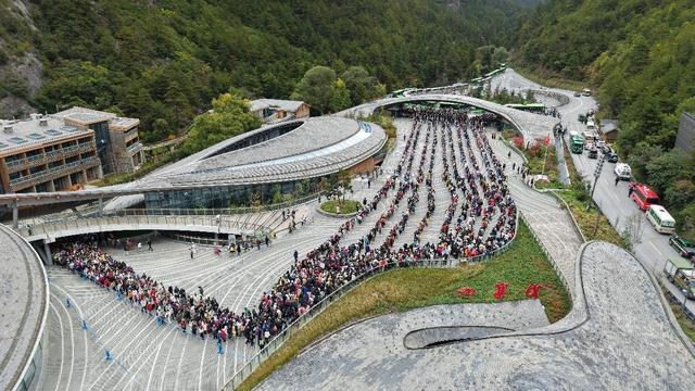 九寨沟彩林季迎“井喷式”客流 九绵高速助力自驾热